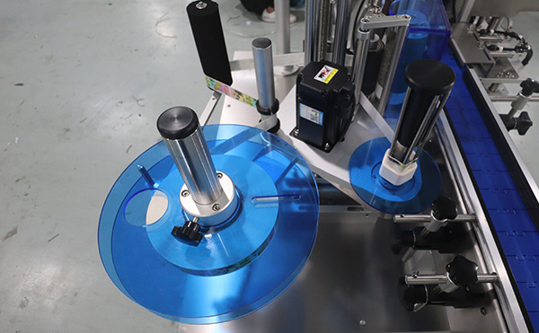 全自動(dòng)高速貼標機,高速貼標機設備,貼標機廠(chǎng)家,高臻智能